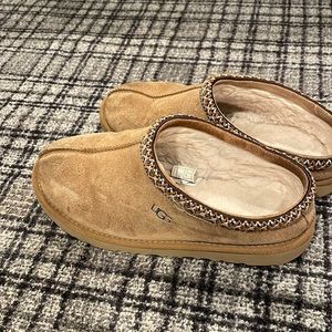 kids uggs size 5 can fit woman size 6. flexible with pricing. ask any questions!